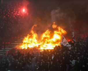 Οι οπαδοί της Παρτιζάν έβαλαν φωτιά στις κερκίδες - Βάφτηκε «ερυθρόλευκο» το ντέρμπι της Σερβίας (videos)
