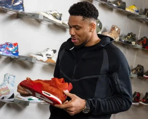 Ο Γιάννης Αντετοκούνμπο για πρώτη φορά στη ζωή του αγόρασε μπασκετικό παπούτσι! (video)