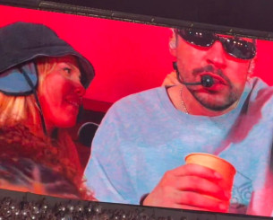 Είναι ζευγάρι; Η Γουάντα Νάρα «ανάβει φωτιές» στη σκηνή μαζί με τον Bad Bunny