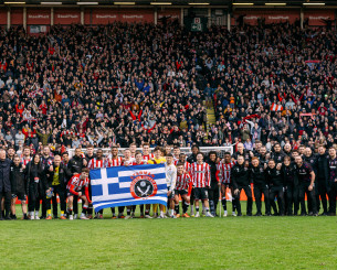 Η Σέφιλντ Γιουνάιτεντ κέρδισε κι υποβίβασε τη συμπολίτισσα Γουένσντεϊ με ξεχωριστή αφιέρωση στον Μπάλντοκ