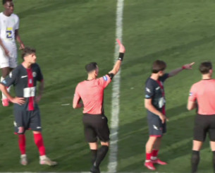 Ποδοσφαιριστής της Super League 2 δέχτηκε κόκκινη κάρτα και συνέχισε να αγωνίζεται!