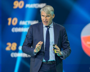 Οι νέες οδηγίες της UEFA στους διαιτητές - Τι ισχύει με τον κανονισμό για το χέρι, τη χρήση VAR και τα αυστηρά τάκλιν