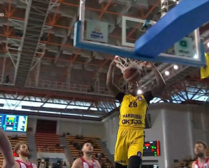 Σερί εντυπωσιακά καρφώματα από τον Ντε Σόουζα (video)