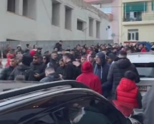 Περίπου 300 οπαδοί του Ολυμπιακού περίμεναν την αποστολή πριν την αναχώρηση για τον τελικό (video)