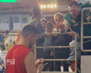 «Εύχομαι ο γιος μου να σου μοιάσει»: Η ατάκα ενός φιλάθλου που συγκίνησε τον Παπανικολάου (video)