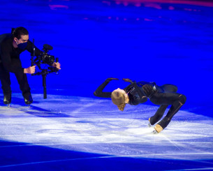 Ο πατινέρ-κάμεραμαν που καταγράφει στον πάγο όλο το... drama των Χειμερινών Ολυμπιακών Αγώνων