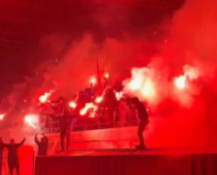 Έγινε η νύχτα... μέρα για τους παίκτες του Πανιωνίου - Υποδοχή «ηρώων» μετά το «διπλό» στην Καλαμάτα (video)