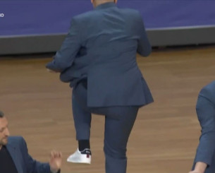 Πήδηξε πάνω από τις καρέκλες: Η αντίδραση του Παπαθεοδώρου σε σφύριγμα των διαιητητών (video)