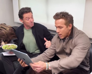 Ράιαν Ρέινολντς και Χιου Τζάκμαν έγιναν viral παρακολουθώντας την κλήρωση της Ρέξαμ με τη Τσέλσι (video)