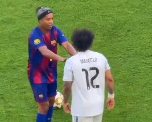 Ισόπαλο το clasico των παλαιμάχων της Μπαρτσελόνα και της Ρεάλ Μαδρίτης - Viral το σπρώξιμο του Ροναλντίνιο στον Μαρσέλο (video)