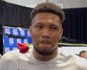 Ευγενής και ρομαντικός ο Αντετοκούνμπο: Σε ποιά έδωσε το κόκκινο τριαντάφυλλο (video)