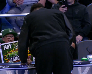 Η συγκινητική στιγμή ανάμεσα στον Γιάννη Αντετοκούνμπο και μικρό θαυμαστή του που νίκησε τον καρκίνο (video)