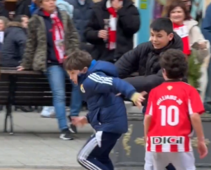 «Εκεί ξεκινούν όλα»: Πριν το Οβιέδο - Μπιλμπάο μικρά παιδάκια έπαιξαν... το ματς στη πλατεία (video)