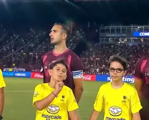 Αδιανόητο σκηνικό σε αγώνα στη Λατινική Αμερική: Παιδί έκανε... δολοφονική χειρονομία πριν το Λανούς-Φλαμένγκο (video)