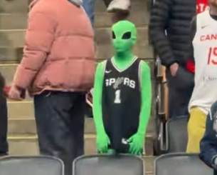 Εξωγήινος εμφανίστηκε στο Τορόντο για να συναντήσει έναν συγγενή του που παίζει στο NBA (video)