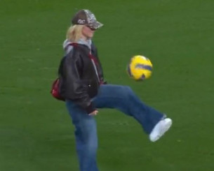 Πρόεδρε φέρ' την! Η Σίντνεϊ Σουίνι πήγε να δει Σπόρτινγκ Λισαβόνας και έπαιξε μπαλίτσα (video)