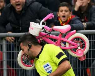 Απίστευτο: Οπαδοί πέταξαν παιδικό ποδήλατο στον διαιτητή κι έχασε τις αισθήσεις του! (video)