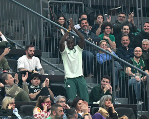 Ο Τεττέη πήρε υπογεγραμμένη φανέλα από τον Ναν - To video του Athletiko