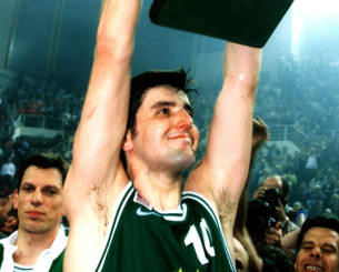 Ποιο τρόπαιο πανηγύριζε ο Ντέγιαν Μποντιρόγκα στο λάβαρο που κατέβηκε από το Telekom Center Athens