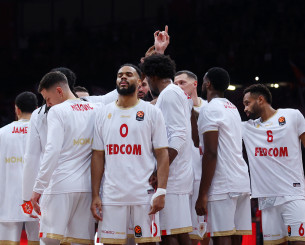 «Πάτησε» Ελλάδα η Μονακό - Το video του Athletiko με την άφιξη της... παρέας του Τζέιμς