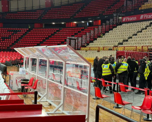 Πλέξιγκλας στο ΣΕΦ πίσω από τον πάγκο του Παναθηναϊκού (video)