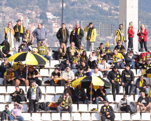 Οπαδοί της ΑΕΚ κατέφθασαν στο Πανθεσσαλικό μιάμιση ώρα πριν τη σέντρα με τον Βόλο