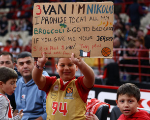 Απίθανο πανό από μικρό φίλο του Ολυμπιακού: «Εβάν θα τρώω όλο το μπρόκολο μου» (photo)