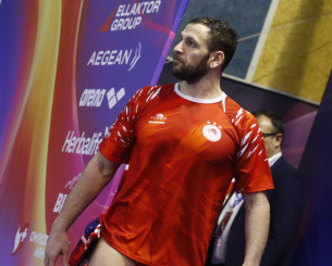 Ο Γενηδουνιάς στο ΣΕΦ για το ντέρμπι Ολυμπιακός - Παναθηναϊκός με ερυθρόλευκο τζάκετ (video)