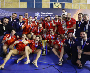 Η στιγμή της απονομής του Stoiximan Κυπέλλου Ελλάδας στον Ολυμπιακό (video)