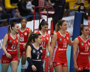 Ο Ολυμπιακός κέρδισε τον ΠΑΟΚ με 3-1 σετ και συνεχίζει στο «κυνήγι» του Παναθηναϊκού