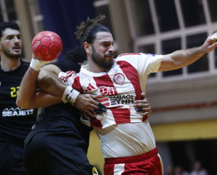 Ο Ολυμπιακός ένα βαθμό από την κορυφή στη Handball Premier μετά το ντέρμπι με την ΑΕΚ