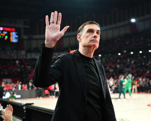 Αποθέωση στον Μπαρτζώκα από τους φίλους του Ολυμπιακού στο ΣΕΦ (video)