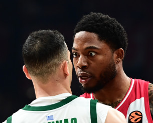 Ένταση Σλούκα -Τζόουνς με... άγρια βλέμματα!