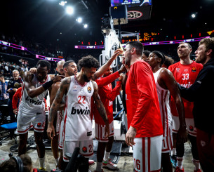 H παρακάμερα νίκης του Ολυμπιακού στο Παρίσι: Τα πειράγματα και οι πανηγυρισμοί με τον κόσμο