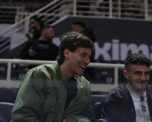 Στιλ... Jordan από τον Κωνσταντέλια - Πόσο κοστίζει το μπουφάν που φόρεσε στο «Παλατάκι»