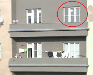 Απίθανο σκηνικό στη Τσεχία: Τερματοφύλακας έστειλε την μπάλα σε… μπαλκόνι σπιτιού (video)