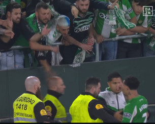 Χαμός με Άντονι και οπαδούς της Μπέτις: Τα είπαν σε έντονο ύφος μετά τη λήξη του αγώνα με τη Σεβίλλη