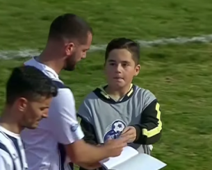 Τρομερή στιγμή: Ένα ball boy εισέβαλλε στο γήπεδο του Αστέρα και πήρε αυτόγραφα από τους παίκτες του Ηρακλή (video)