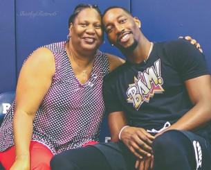 Μπαμ Αντεμπάγιο: Μεγάλωσε σε τροχόσπιτο ως... «Φλίνστοουν» και ζει για την μητέρα του