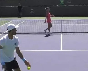 Η Σαμπαλένκα… διέκοψε με «catwalk» την προπόνηση του Τζόκοβιτς (video)