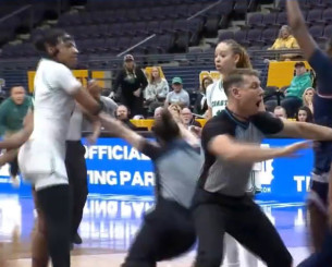 Απίστευτο ξύλο σε αγώνα μπάσκετ γυναικών - Η διαιτητής έχασε τις αισθήσεις της (video)