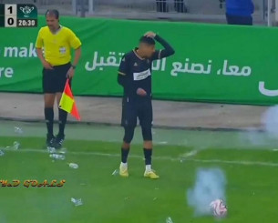 Xαμός στην Αλγερία - Ποδοσφαιριστής δέχτηκε μπουκάλια και δυναμιτάκια την ώρα που εκτελούσε φάουλ (video)