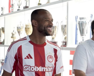 To video της ΠΑΕ Ολυμπιακός για την ανανέωση Ελ Κααμπί - Η ξενάγηση από τον Μαρινάκη στο μουσείο της ομάδας