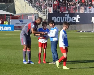 Τα αυτόγραφα του Ελ Κααμπί στα μικρά παιδιά και η αποθέωση στο τέλος - Η παρακάμερα του Ολυμπιακού απ' τις Σέρρες