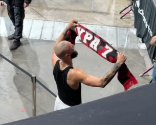 «Τρελαμένος» ο Φουρνιέ - Πανηγύρισε με κασκόλ του Ολυμπιακού μετά τη νίκη επί της Παρί (video)