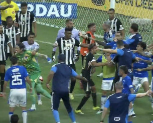 Αγριο ξύλο στο Κρουζέιρο – Ατλέτικο Μινέιρο με τον διαιτητή να αποβάλει 23 παίκτες!