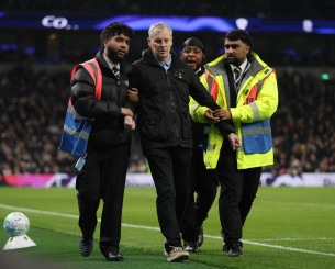 Οπαδός της Τότεναμ μπούκαρε στο γήπεδο - Απογοητευμένοι φίλαθλοι αποχώρησαν πριν το ημίχρονο με την Κρίσταλ Πάλας (video)