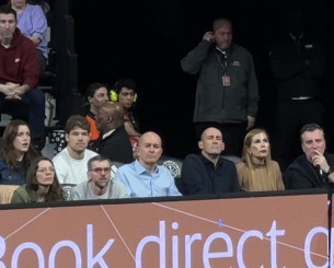 Παρόντες στην Adidas Arena: Στο πλευρό του Ολυμπιακού οι αδελφοί Αγγελόπουλοι