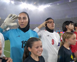 «Γυναίκες όμηροι του καθεστώτος»: Οι παίκτριες του Ιράν πήγαν από τη σιωπή στον στρατιωτικό χαιρετισμό