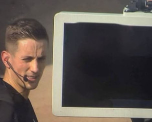 Τρομερές σκηνές στη Γερμανία - Οπαδοί «μπούκαραν» στο γήπεδο για να αποσυνδέσουν το VAR